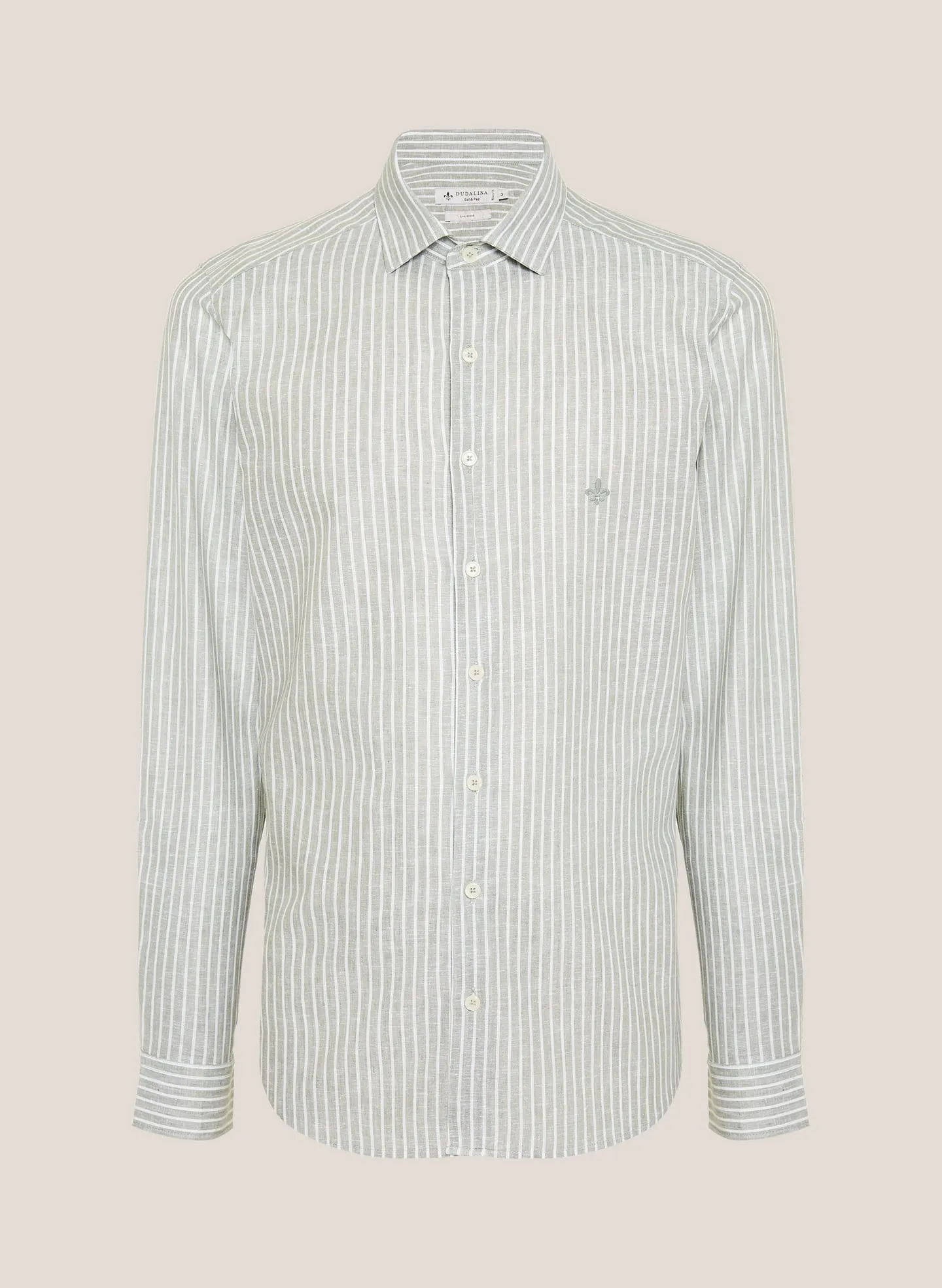 Camisa masculina listrada verde-clara e branca, vista de frente